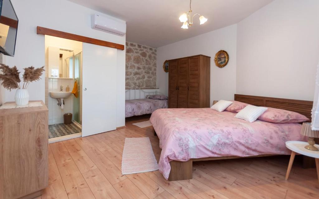 Posteľ alebo postele v izbe v ubytovaní New Villa OLE, stone house, sea view, jacuzzi
