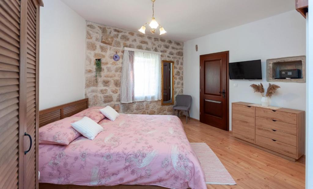 Posteľ alebo postele v izbe v ubytovaní New Villa OLE, stone house, sea view, jacuzzi