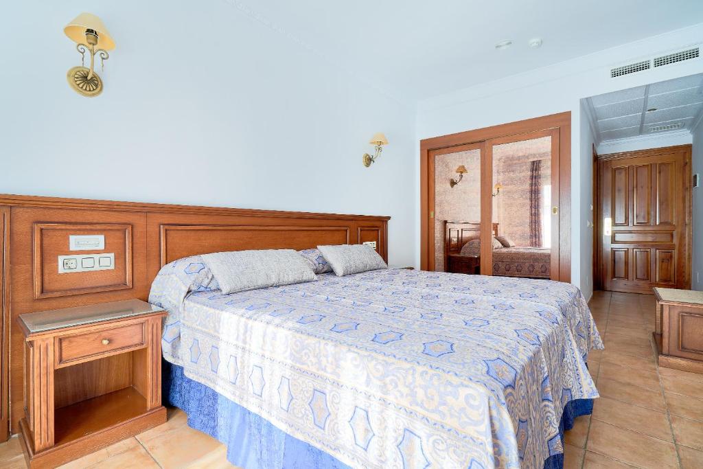 Cama o camas de una habitación en Hotel Villa Frigiliana