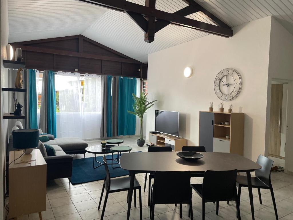 - un salon avec une table et un canapé dans l'établissement SPACIEUX T5, à Kourou