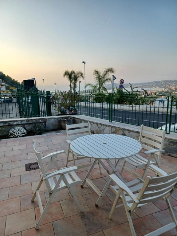 einen Tisch und Stühle auf einer Terrasse mit Meerblick in der Unterkunft Villa Maria appartamento Ischia in Monte di Procida