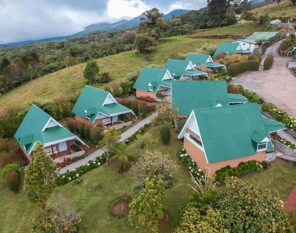 an overhead view of a row of houses on a hill at Hortensias Chalets Vara blanca in Heredia