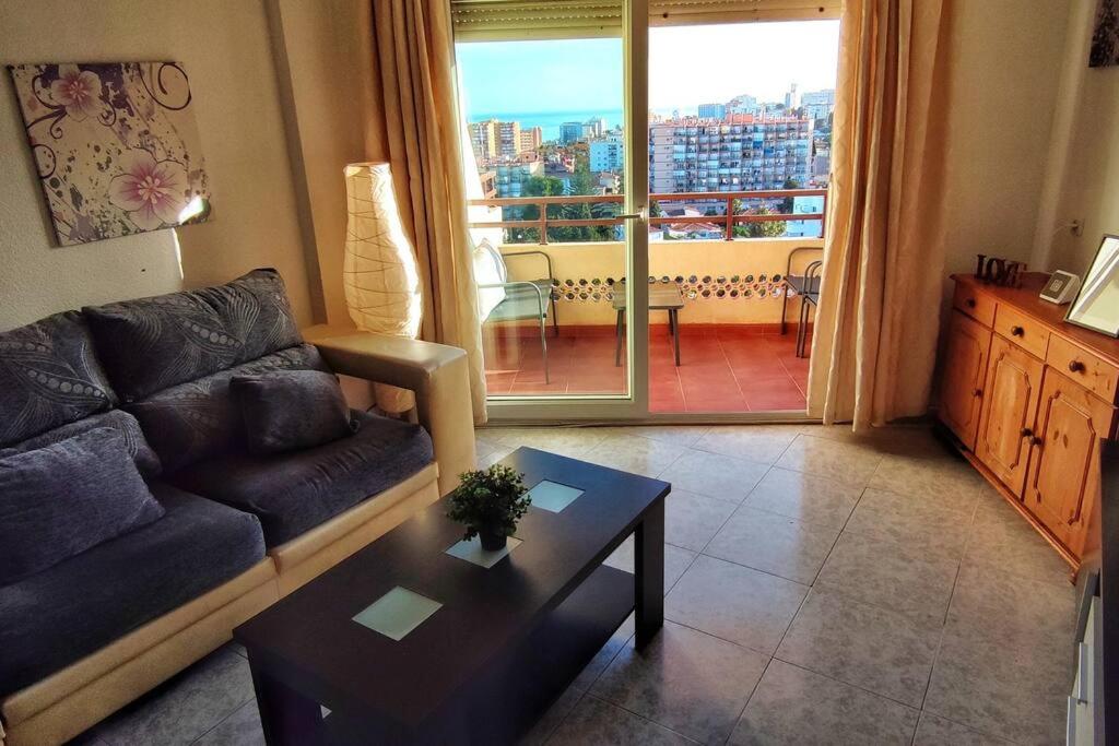 Posezení v ubytování Apartamento con vistas al mar en Puerto Marina