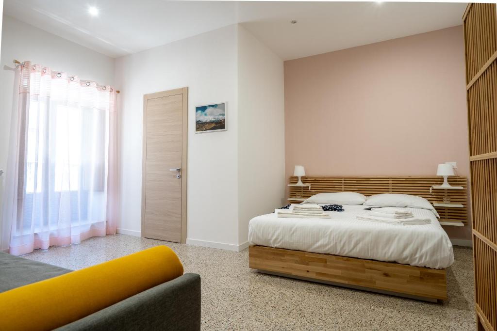 um quarto com uma cama grande e um sofá em Via Venezia 32 Room em Petralia Sottana