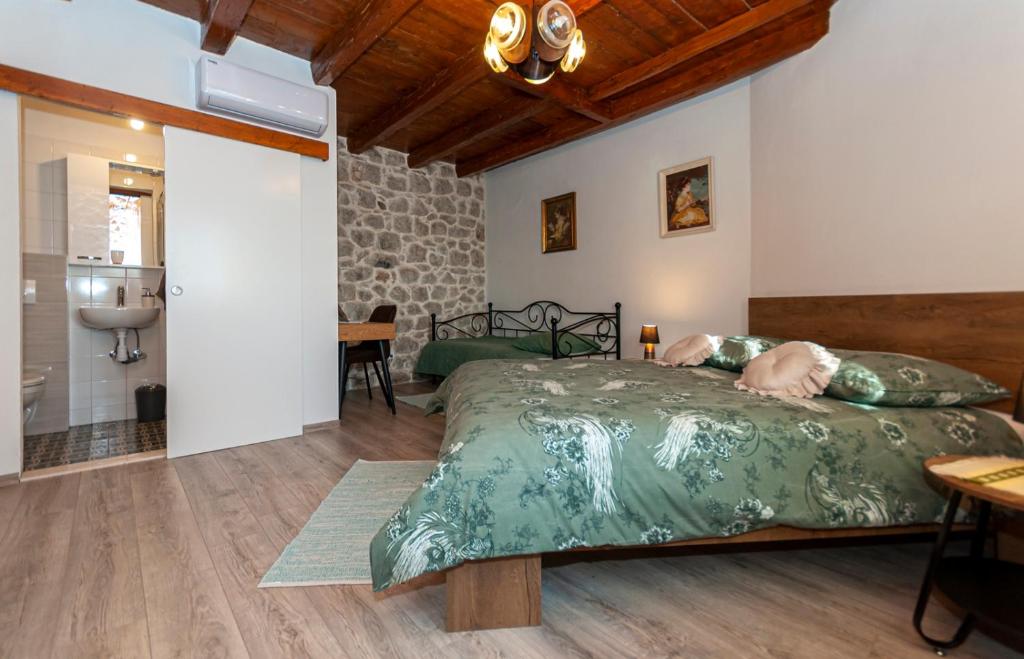 Posteľ alebo postele v izbe v ubytovaní New Villa OLE, stone house, sea view, jacuzzi