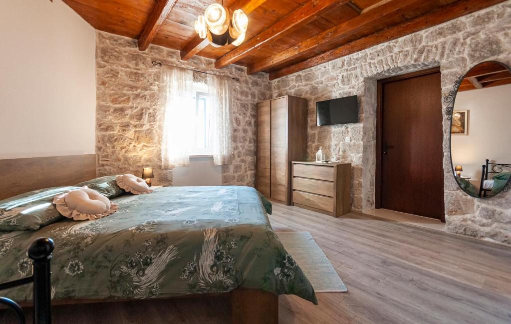 Posteľ alebo postele v izbe v ubytovaní New Villa OLE, stone house, sea view, jacuzzi