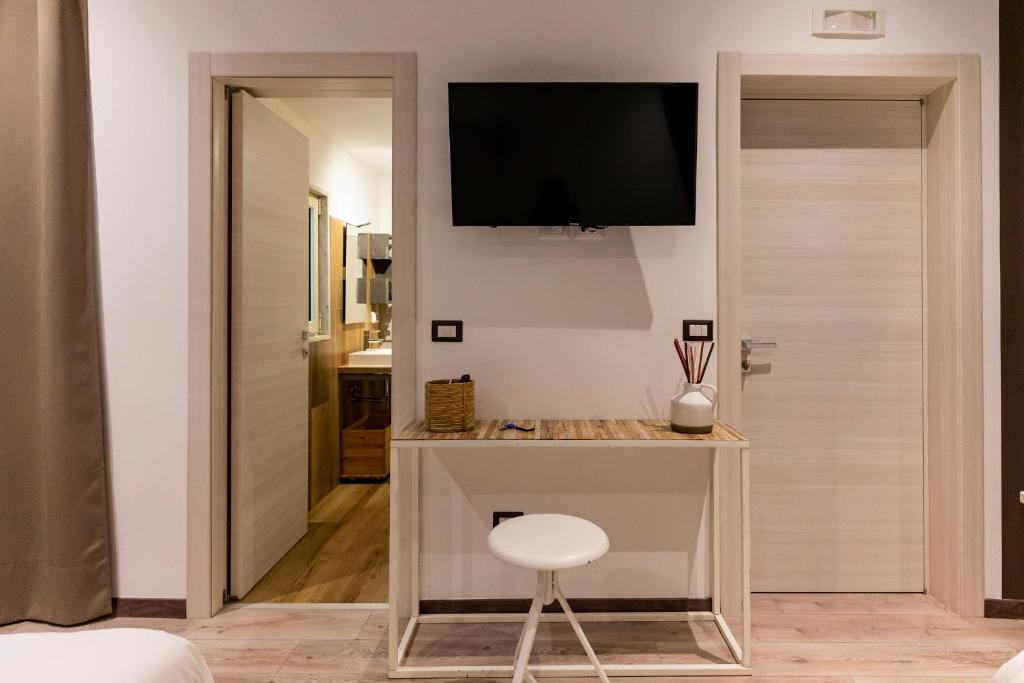 Televízia a/alebo spoločenská miestnosť v ubytovaní Adrian's B&B