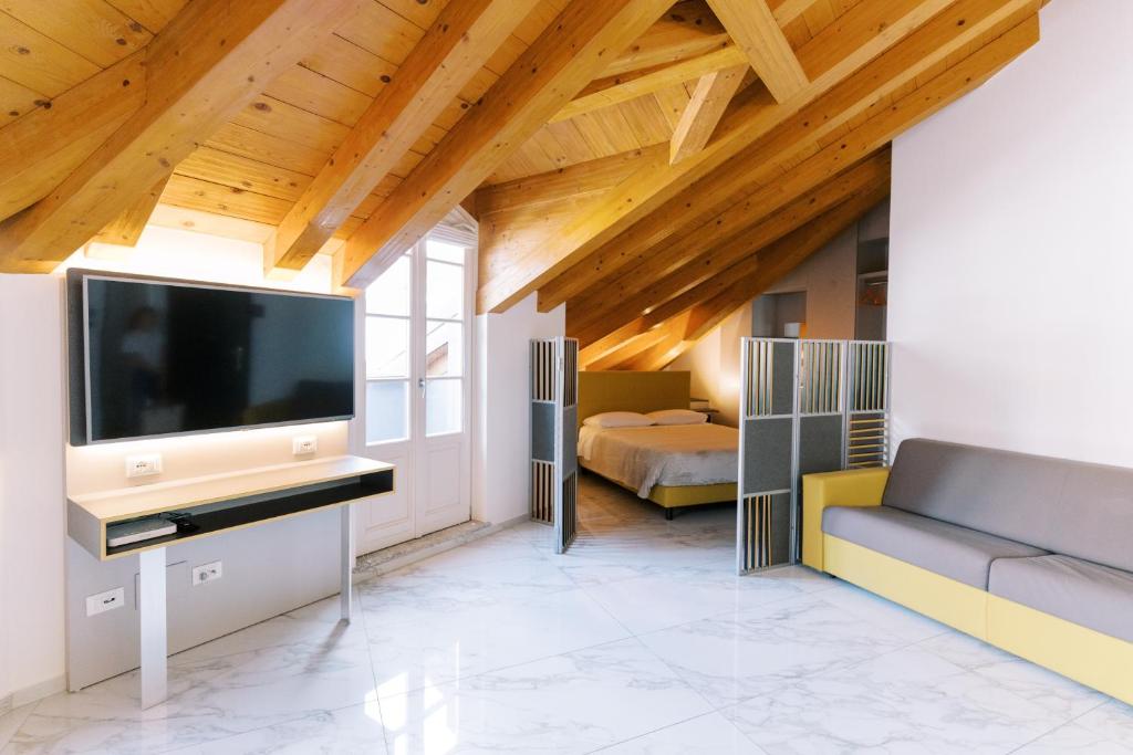 uma sala de estar com uma televisão e um sofá em CASA KING em Como