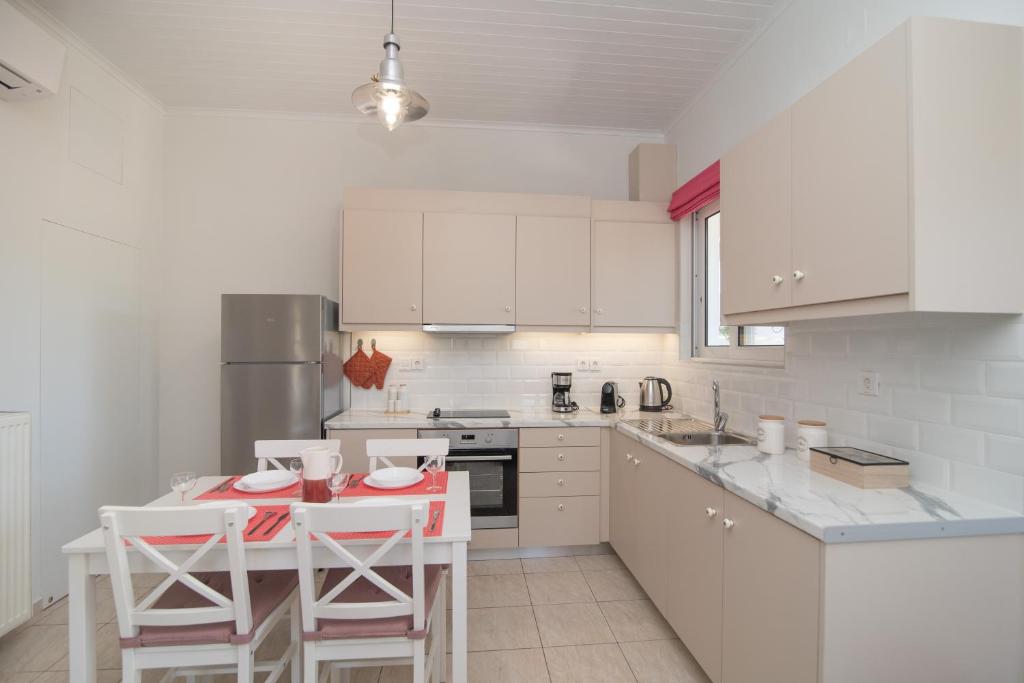 Kuchyň nebo kuchyňský kout v ubytování Antheon apartments