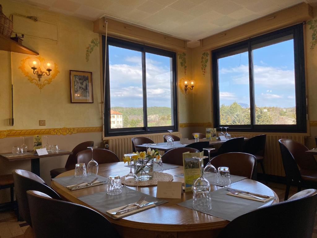 Posezení v ubytování Logis Grand Hotel Bain