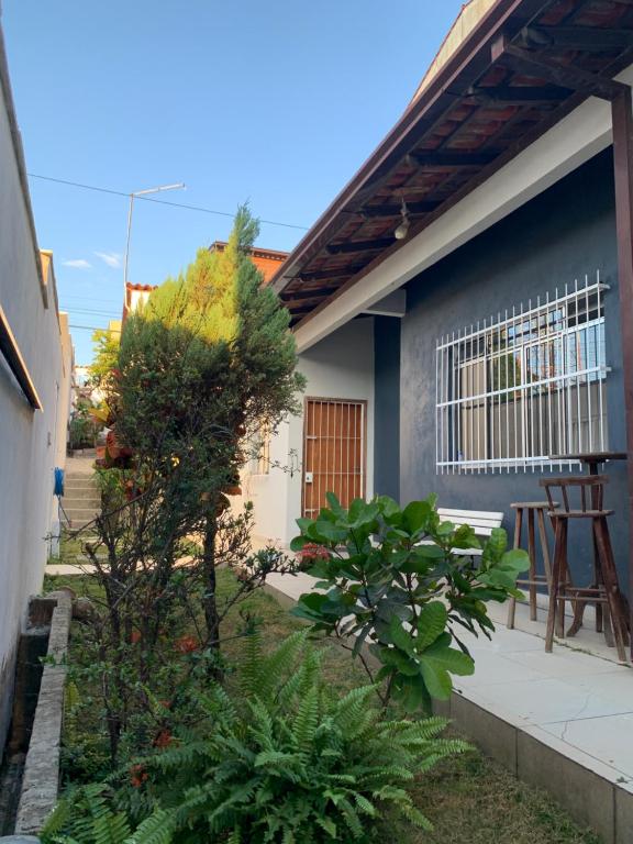 a view of a house from the outside at Linda casa próx.praias e centro Jacaraípe in Serra