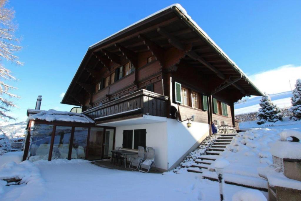 un chalet en la nieve en invierno en Chalet Finkenwiese en Zweisimmen