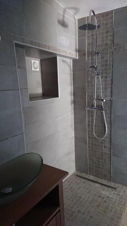 Koupelna v ubytování Gîte en Cévennes du sud, bergerie restaurée au rez de jardin d'une bastide avec piscine, vue exceptionnelle, authenticité et confort