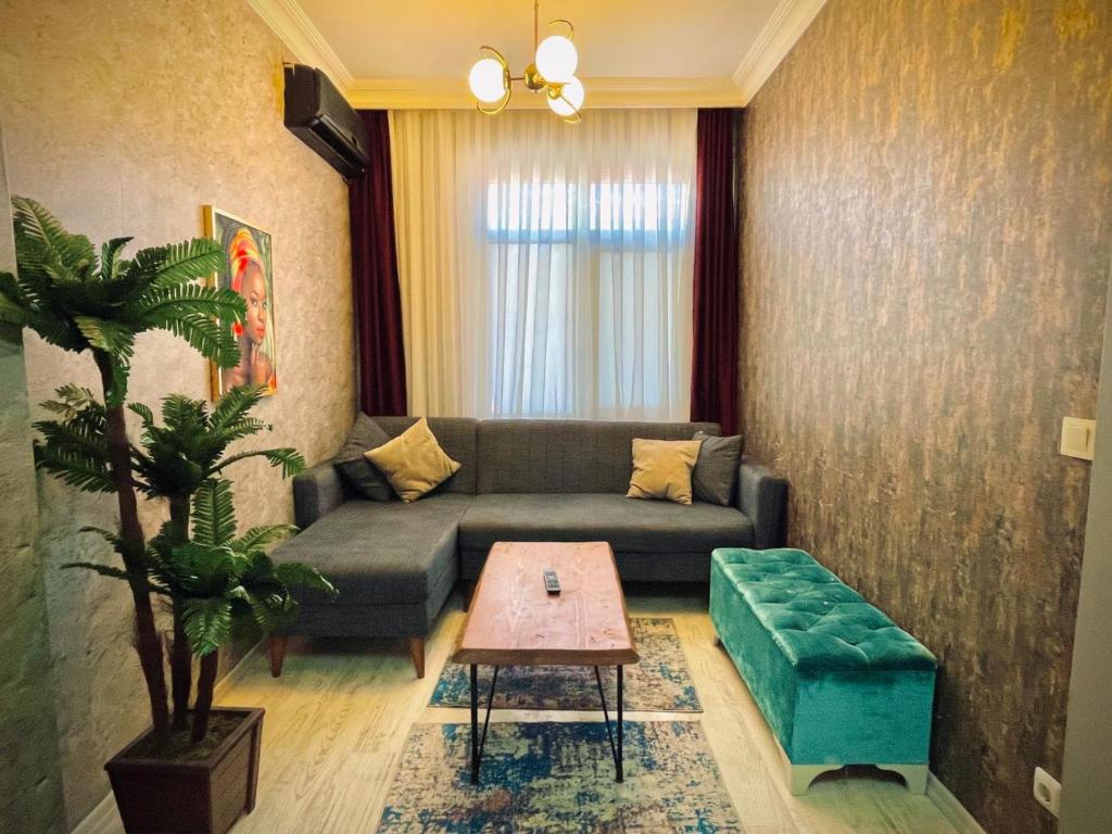 ein Wohnzimmer mit einem Sofa und einem Tisch in der Unterkunft Rio Suite Hotel in Istanbul