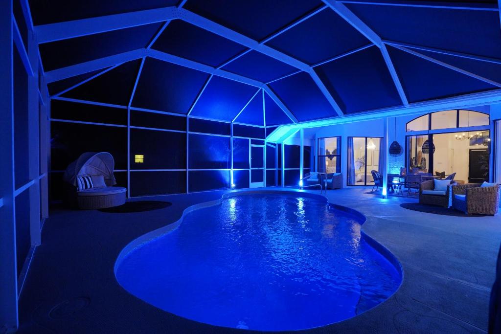 Πισίνα στο ή κοντά στο Exquisite 4-Bedroom Villa with Heated Pool Sarasota Area