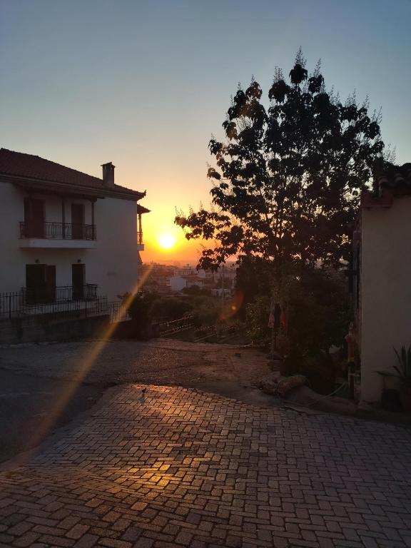 Východ nebo západ slunce při pohledu z hotelu nebo okolí