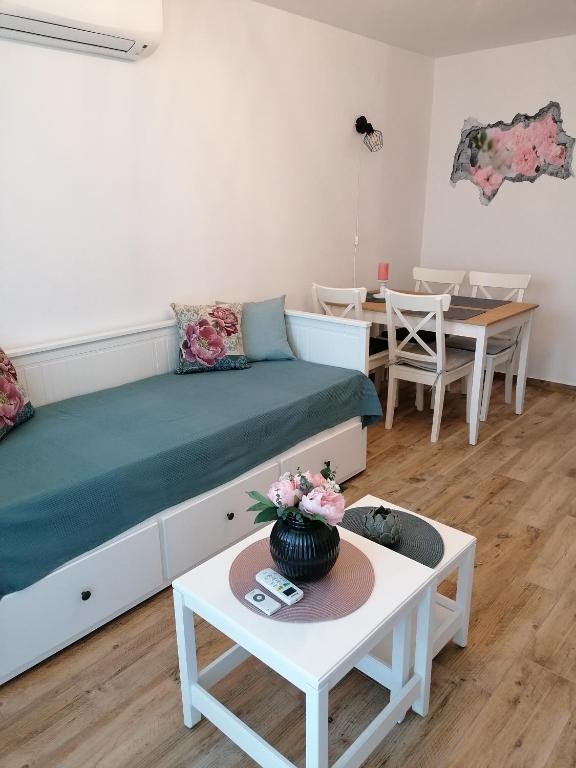 Posedenie v ubytovaní Rose Apartman