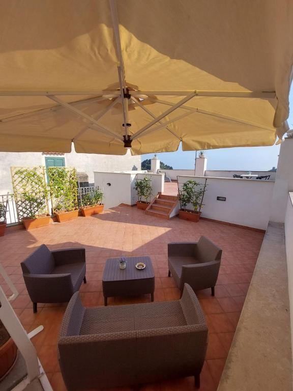 Ruang duduk di Dai nonni Seaview with roof terrace over the sea