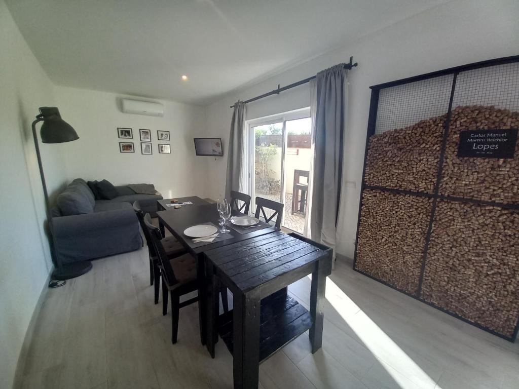 een woonkamer met een tafel en een bank bij Lopes Apartment - Belch1952 in Lagos