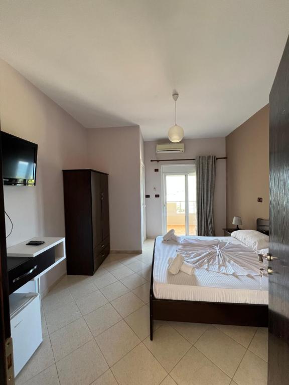 Un pat sau paturi într-o cameră la Hotel Elita