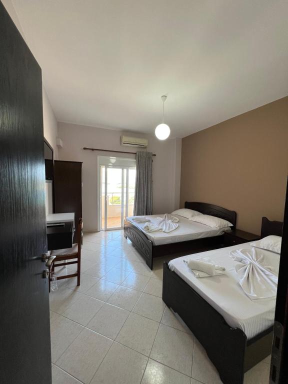 Un pat sau paturi într-o cameră la Hotel Elita