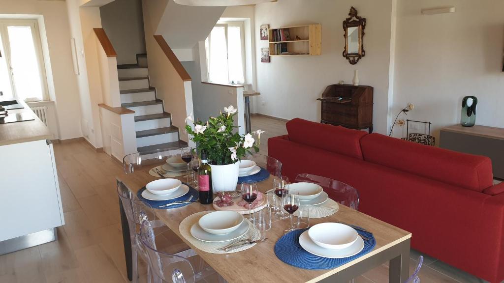 sala de estar con sofá rojo y mesa en Aghèl Luxury Room, en Recanati