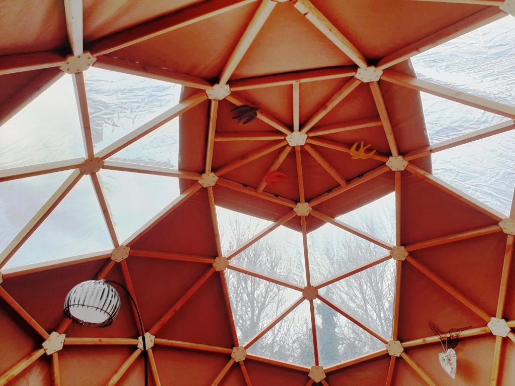 una vista desde el interior de un techo de cristal en bulle d'amour à 500 m de la plage en Cancale