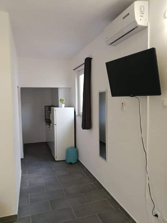Televízia a/alebo spoločenská miestnosť v ubytovaní Aurelia Apartments, Vir