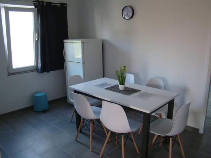 Kuchyňa alebo kuchynka v ubytovaní Aurelia Apartments, Vir