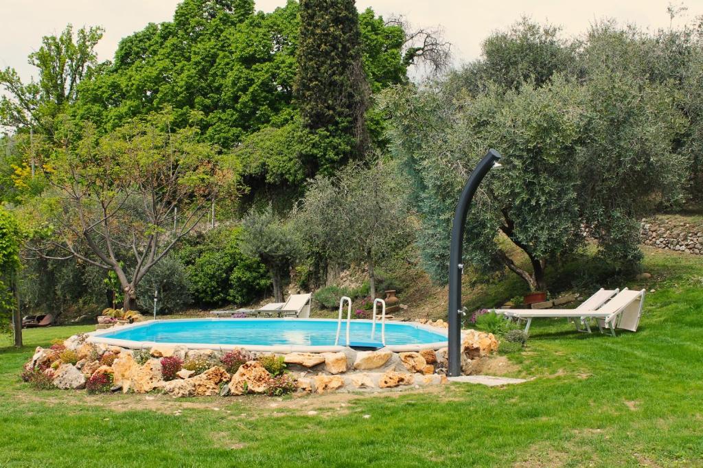 Bazén v ubytování Agriturismo B&B Le Casette sul Garda nebo v jeho okolí