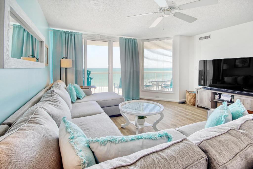 uma sala de estar com um sofá e uma televisão em East End Escape em Myrtle Beach