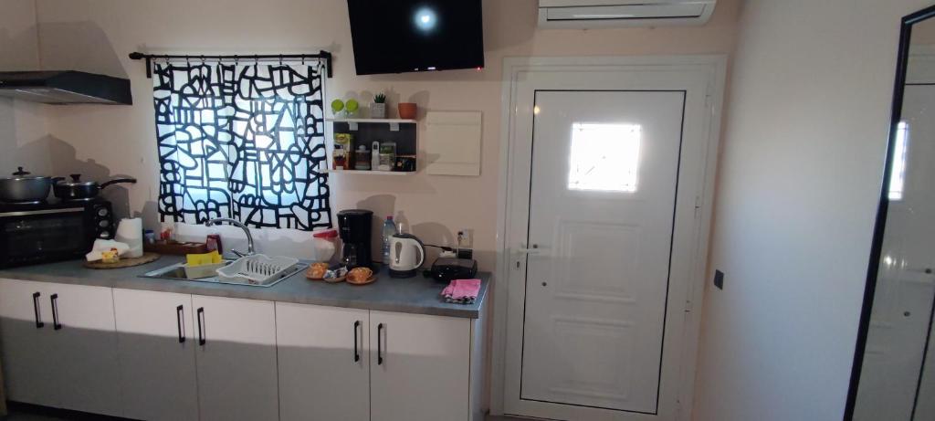 A kitchen or kitchenette at Natasa Studio