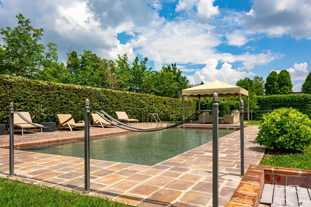 Bazén v ubytování Hotel I Somaschi nebo v jeho okolí