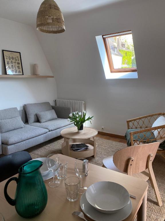 un salon avec une table et un canapé dans l'établissement Les Courtines - Appartement de caractère à la Roque-Gageac - Les Charmilles, à La Roque-Gageac