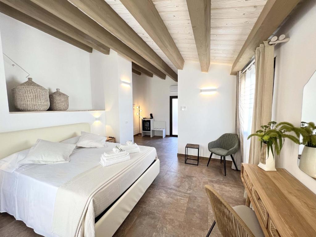 1 dormitorio con paredes blancas y 1 cama en una habitación en L'Ulivo Comfort Rooms, en Terrasini