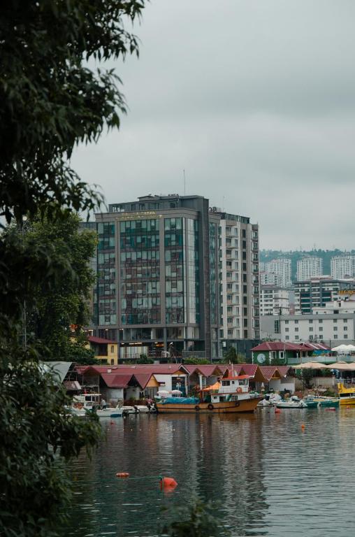 Výhled na řeku, která protéká v blízkosti aparthotelu