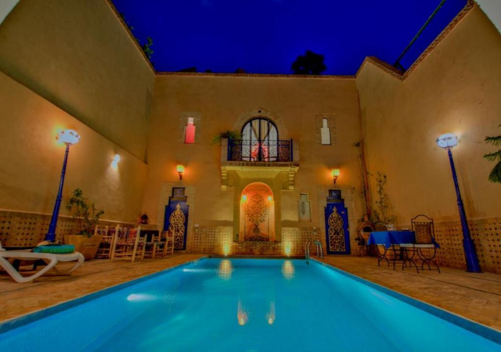 Bazén v ubytování Riad la villa bleue & SPA nebo v jeho okolí