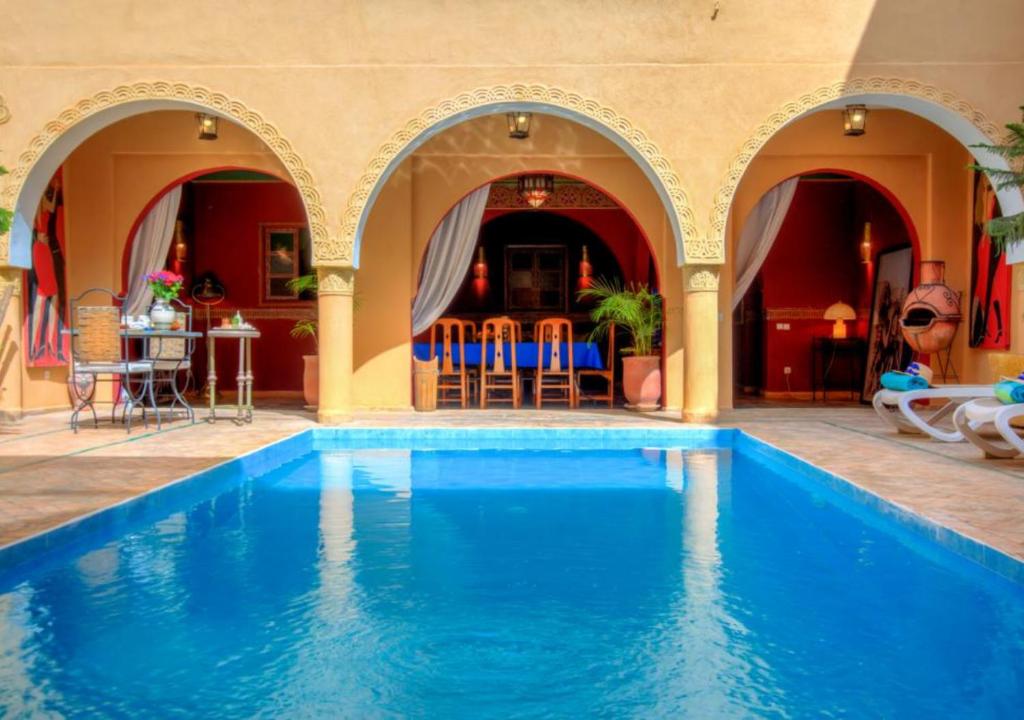 Bazén v ubytování Riad la villa bleue & SPA nebo v jeho okolí