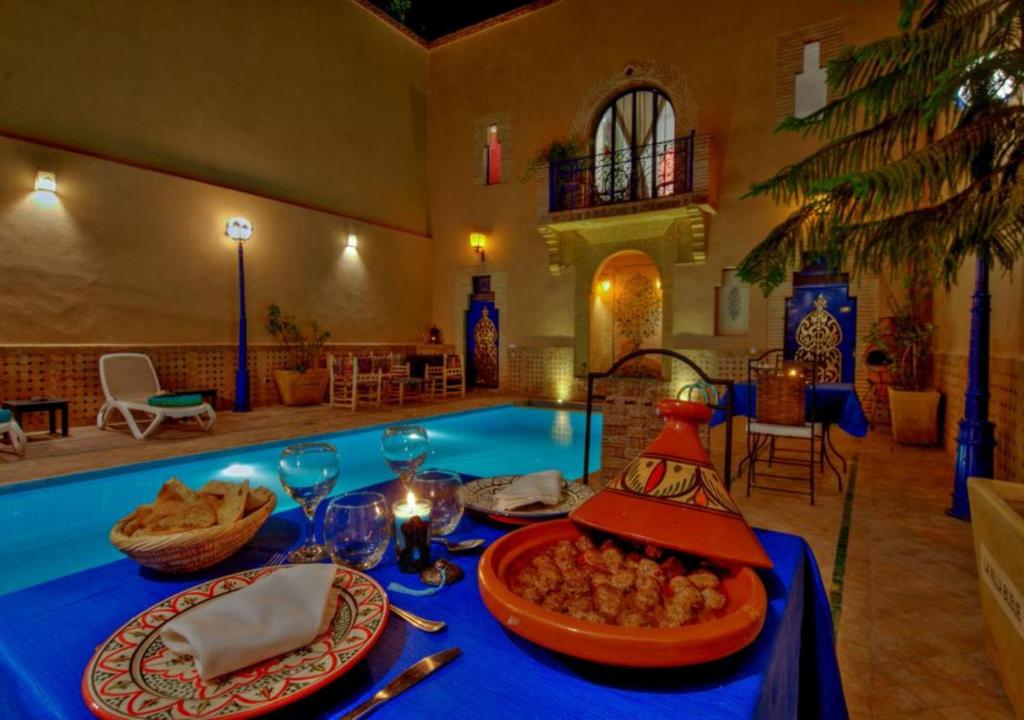 Bazén v ubytování Riad la villa bleue & SPA nebo v jeho okolí