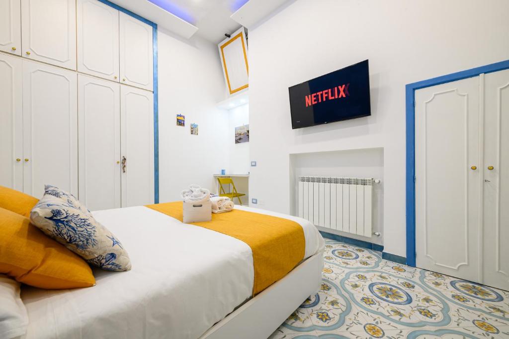 - une chambre avec un lit et un panneau mural dans l'établissement SereMatte al 26, à Naples