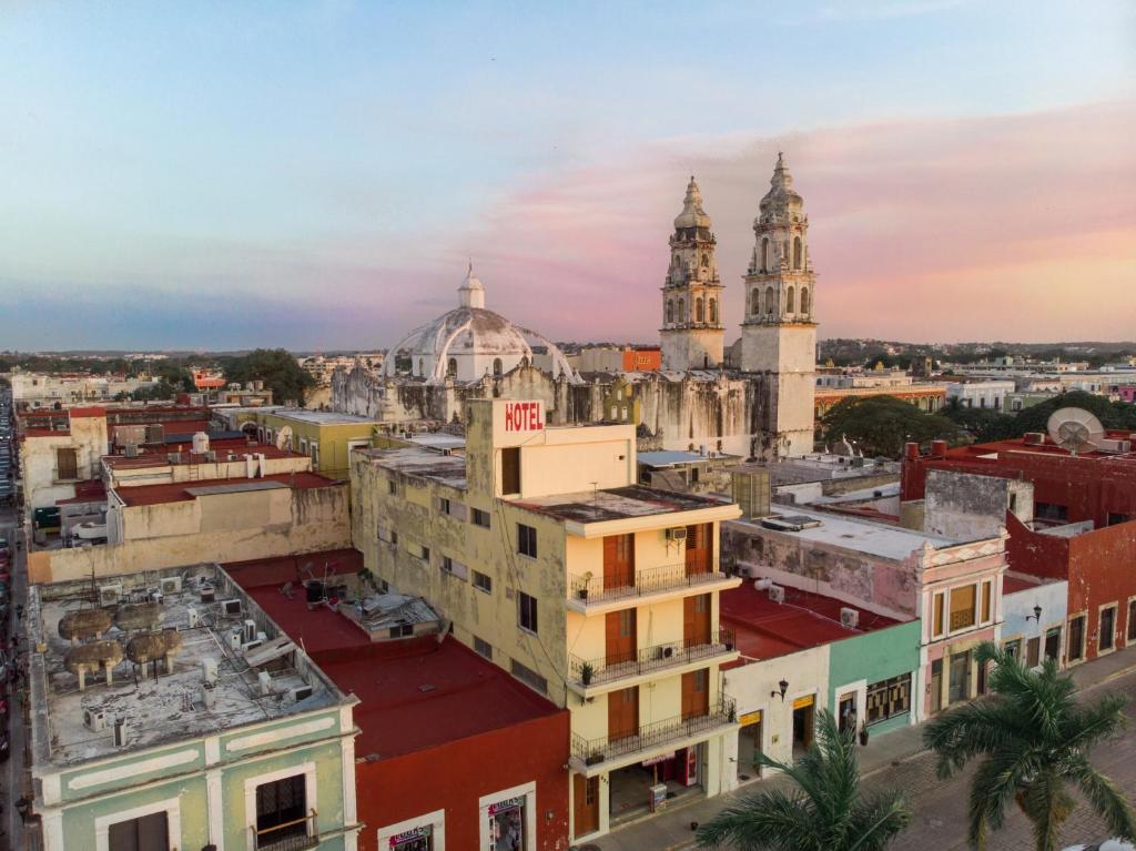 einen Blick auf die Stadt Mexiko bei Sonnenuntergang in der Unterkunft Hotel Murallas 231 in Campeche