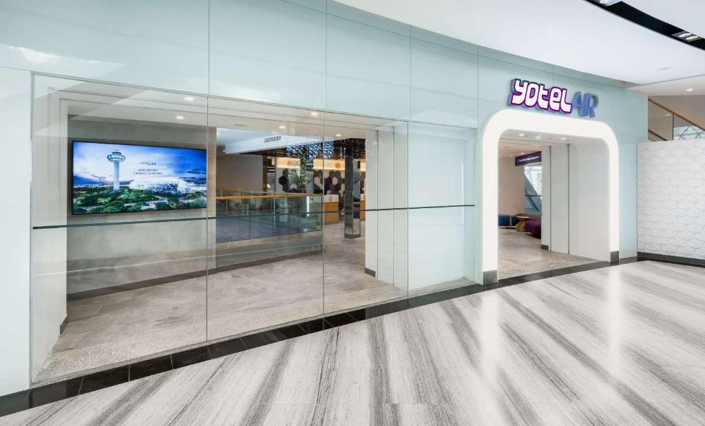 لابی و فضای عمومی YOTELAIR Singapore Changi Airport Landside - تصویر ۵