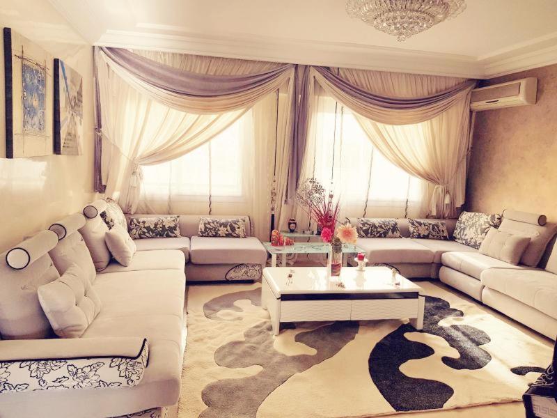 Posezení v ubytování Grand Appartement à 5 min de la mer et de la mosqué hassan II de Casablanca