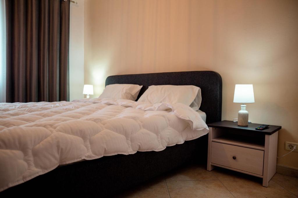 Postel nebo postele na pokoji v ubytování Xhelo's Rooms