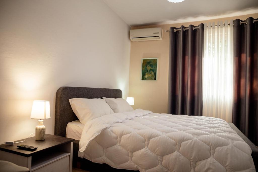 Postel nebo postele na pokoji v ubytování Xhelo's Rooms