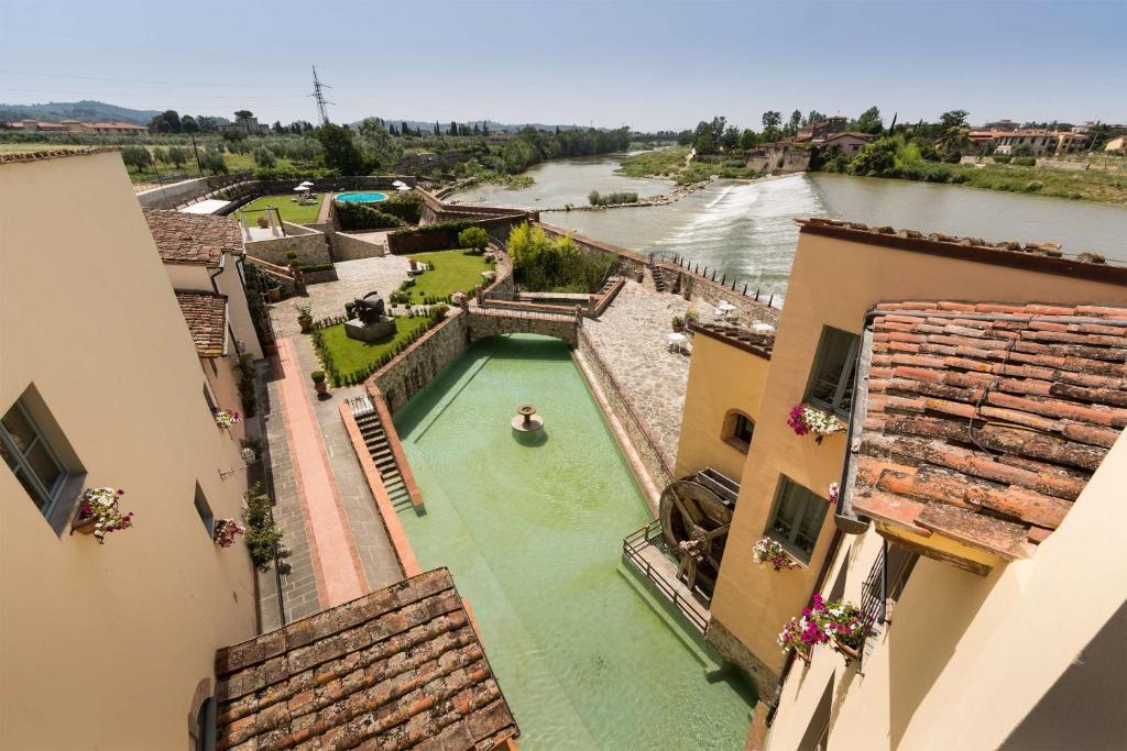 Hotel Mulino di Firenze - WorldHotels Crafted في فلورنسا: اطلالة جوية على نهر بين مبنيين