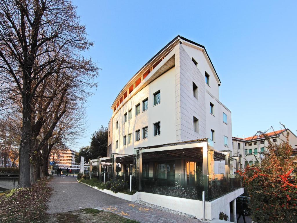 奧德爾佐的住宿－波斯圖米亞設計酒店，街道边高大的白色建筑