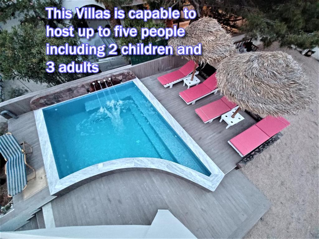 Basen w obiekcie Located by the sea one beachfront Private Captain Lazaros Pool Villa with loft in 750sqm spacious private plot-Jacuzzi-sunrelax-furnished terace-gazebo-private parking,sleep 3 adults and 2 children, just steps from the Black Beach-Seaview lub w pobliżu