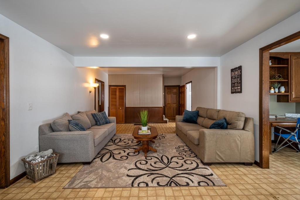 Weaver Ridge Manor