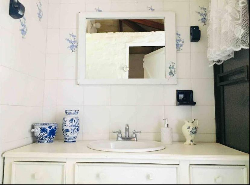 encimera con lavabo y espejo en Increíble finca en felidia, en Cali